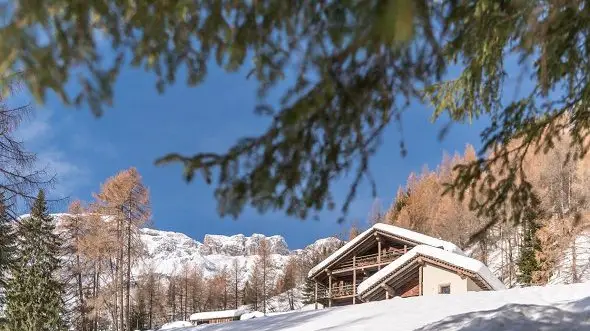 Panoramic winter view of Chalet Cesa del Louf in Arabba.