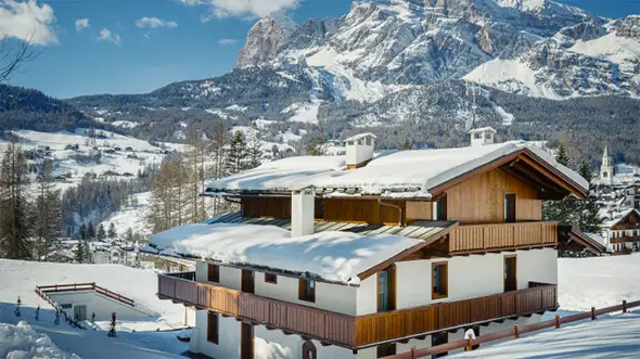 Exterior view of the prestigious Chalet LV01 Dolce Vita in Cortina d’Ampezzo.