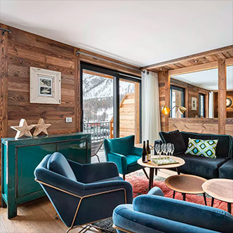 Stylish living room in L&rsquo;&Eacute;toile apartment, Val d&rsquo;Is&egrave;re: blue velvet armchairs, mountain view.