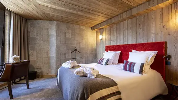 Cozy bedroom with a red headboard in the chalet.