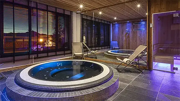 Spa area with jacuzzi and sauna in the chalet.