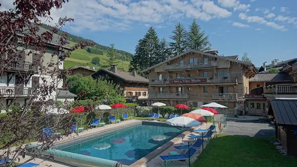 Hotel with pool in Meg&egrave;ve