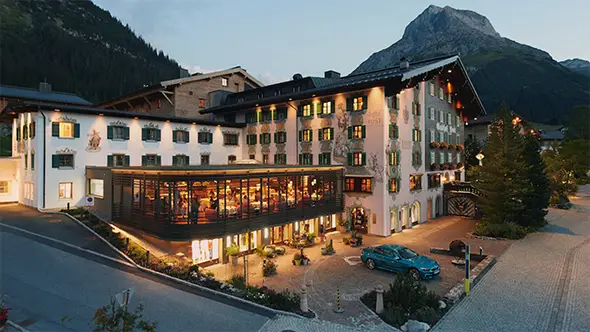 Evening view of the historic Hotel Post Lech facade.