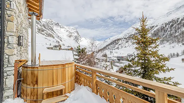 Norwegian wooden hot tub on the terrace at chalet Orso in Val dIsere