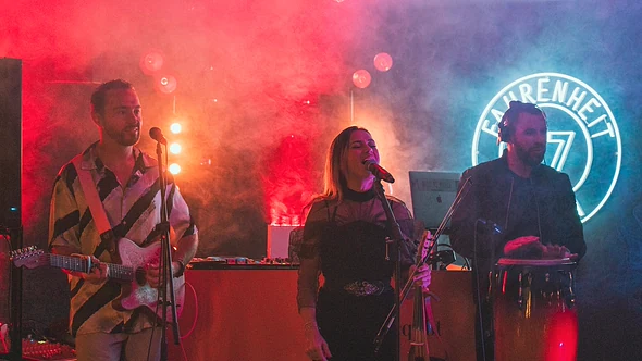 Live band on the Le Zinc stage under red and blue light at Fahrenheit Seven Val Thorens