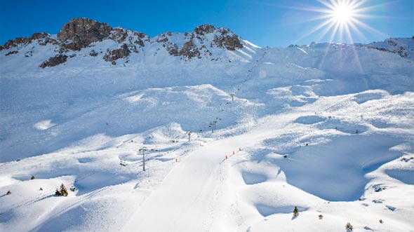 A sunny day on the Front de Neige ski slopes in Courchevel 1850, the epicenter of the 2025/2026 winter season.