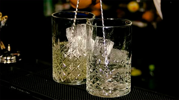 Bartender at Django Courchevel 1850 preparing signature cocktails for guests. / Бармен в Django Куршевель 1850 готовит авторские коктейли для гостей.