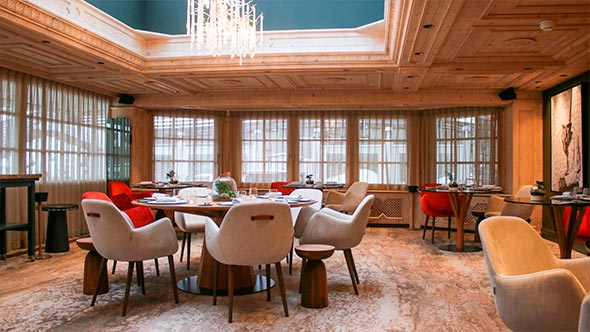 Elegant interior of the restaurant at Hotel Le Chabichou 5*, combining modern design with Alpine wooden warmth. / Элегантный интерьер ресторана в отеле Le Chabichou 5*, сочетающий современный дизайн и альпийское тепло дерева.