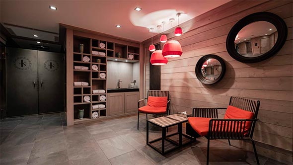 Interior of the private wellness and relaxation area at Le K2 Djola hotel with natural wood elements. / Интерьер приватной зоны велнеса и отдыха в отеле Le K2 Djola с элементами из натурального дерева.