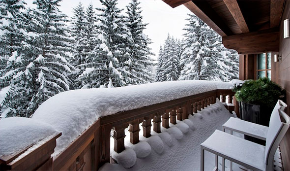 Contextual illustration: Chalet entrance covered in snow, next to private transportation, emphasizing control over logistics and expenses.