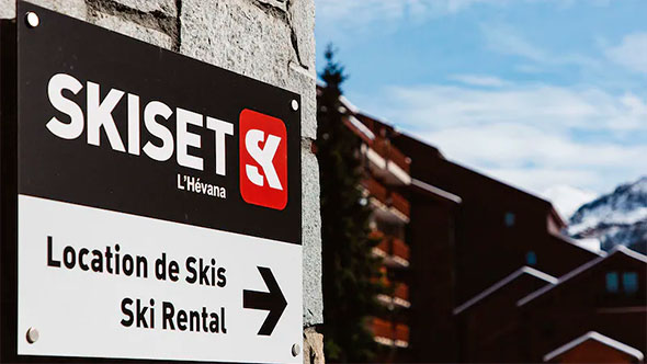 Clear Skiset L’Hévana sign