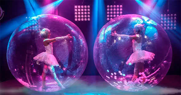 Méribel Christmas Eve Parades: Les Ptits Loups Red Riding Hood and Candeloro Ice Show