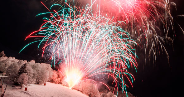 Méribel New Year’s Eve: torchlight descent by ski instructors and midnight fireworks