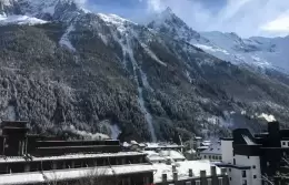 Superior Room with double bed, orange cushions and writing desk, Hotel Mont-Blanc Chamonix