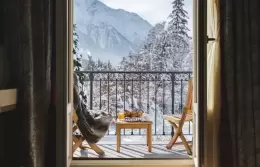 Junior Suite Mont-Blanc bedroom with orange cushions and bedside lamps, Hotel Mont-Blanc Chamonix