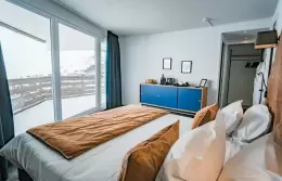 Family Room with slopes view, bedroom with bay window over the pistes, Fahrenheit Seven Val Thorens