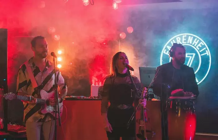 Live band performing on the Le Zinc stage at Fahrenheit Seven Val Thorens