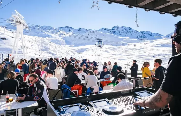 DJ set and apres-ski crowd on the terrace of Fahrenheit Seven Val Thorens