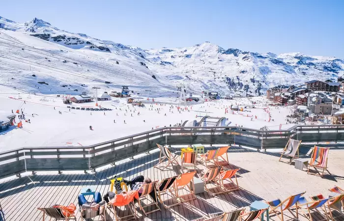Deckchairs on the panoramic terrace of Fahrenheit Seven Val Thorens above the ski area