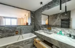 Marble bathroom with bathtub in the Junior Suite at Fahrenheit Seven Courchevel