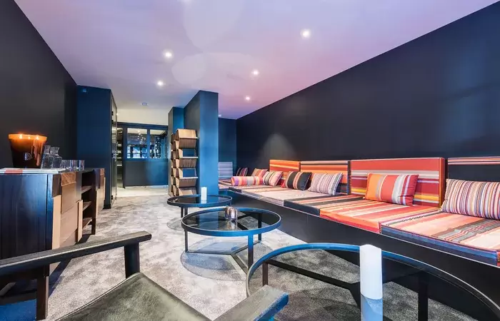 Relax area lounge with bar and striped seating at Fahrenheit Seven Courchevel
