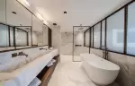 Master bathroom with marble finish in chalet Cristal.