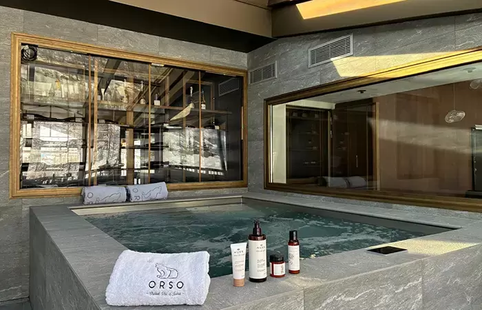 Spa area with a jacuzzi and wine cellar view in chalet Cristal.