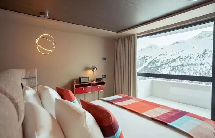 Double room with mountain view and neo-vintage decor at Fahrenheit Seven Les Menuires