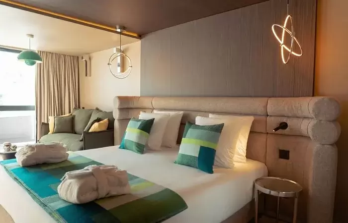 King-size bed with cocoon headboard in a room at Fahrenheit Seven Les Menuires
