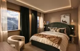 Classic Room with a king-size bed, an armchair and a window onto the mountains at Barma, La Tania