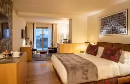 A Junior Suite with a double bed and a sitting area at Hotel Hermitage, Breuil-Cervinia